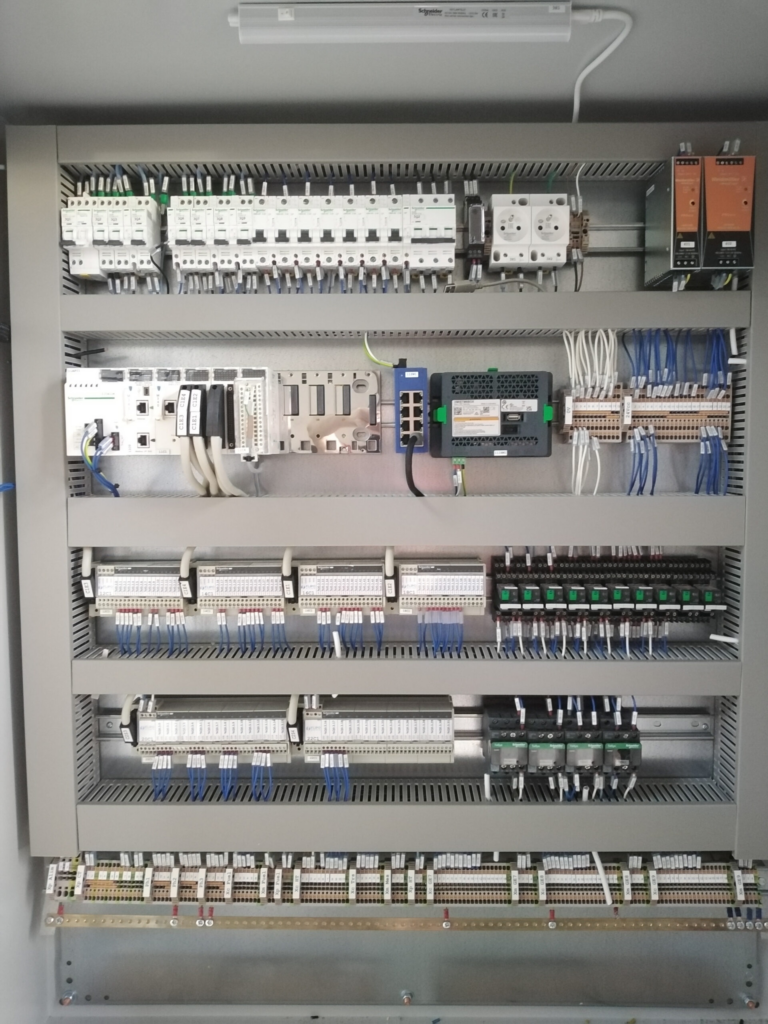 Coffret électrique avec automate programmable